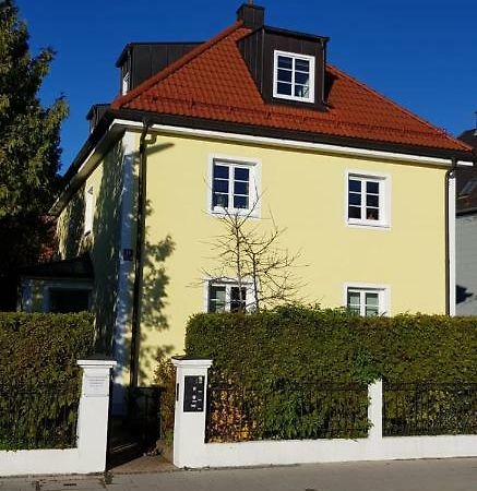 Helle Und Ruhige Dachgeschosswohnung München Exteriör bild