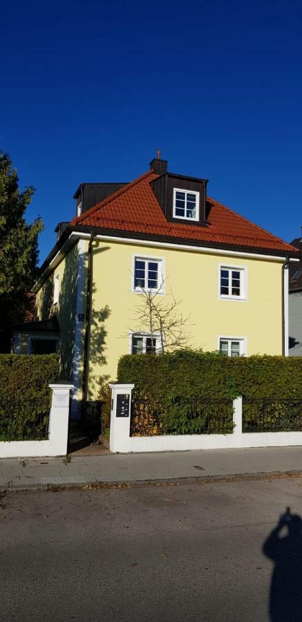 Helle Und Ruhige Dachgeschosswohnung München Exteriör bild